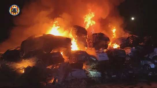 Benetússer, Paiporta y Catarroja exigen que se retiren de una vez los residuos de la DANA: "Estamos hablando de líquidos inflamables" Incendio en un depósito de vehículos afectados por la DANA