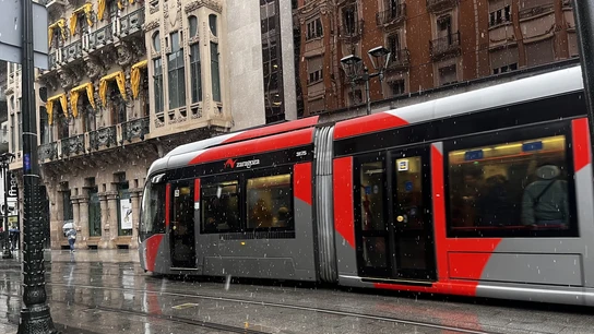 Un tranvía en Zaragoza Un tranvía en Zaragoza