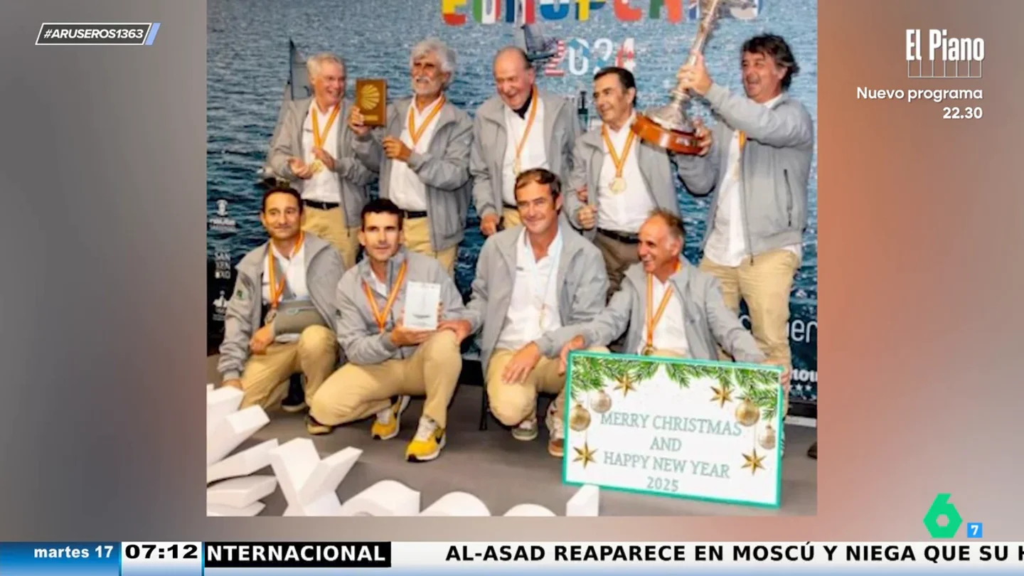 La divertida felicitación navideña del rey Juan Carlos con sus compañeros de regata: "La han editado con Paint" La divertida felicitación navideña del rey Juan Carlos con sus compañeros de regata: "La han editado con Paint"