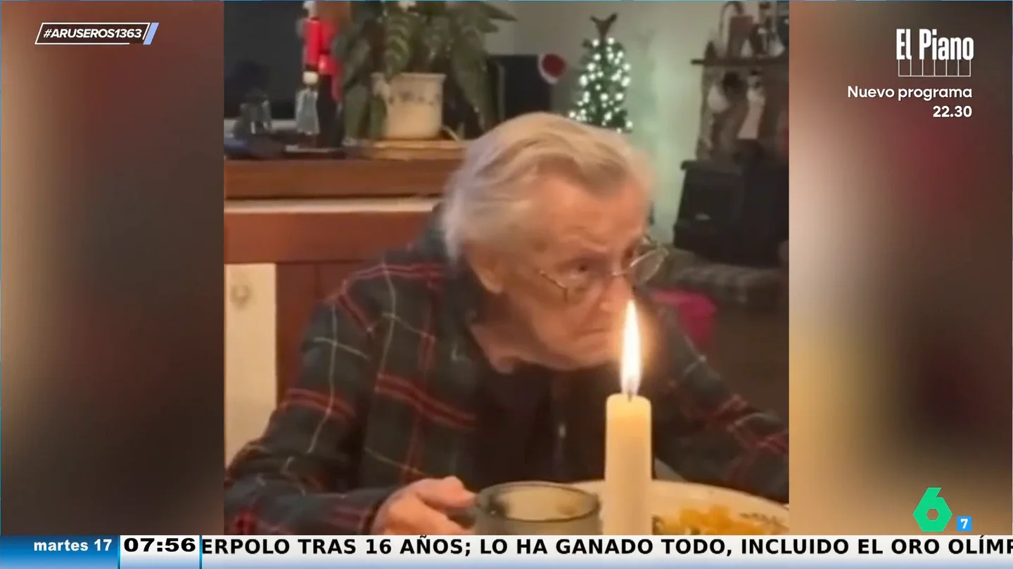 El gracioso enfado de una abuela al ver a su nieta imitarla: "¡Deja de hacer eso!" El gracioso enfado de una abuela al ver a su nieta imitarla: "¡Deja de hacer eso!"