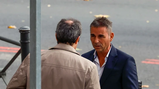 Luis Alberto Escolano (d), uno de los tres socios del comisionista Víctor de Aldama, a su llegada a la Audiencia Nacional el pasado 11 de noviembre Luis Alberto Escolano (d), uno de los tres socios del comisionista Víctor de Aldama, a su llegada a la Audiencia Nacional el pasado 11 de noviembre