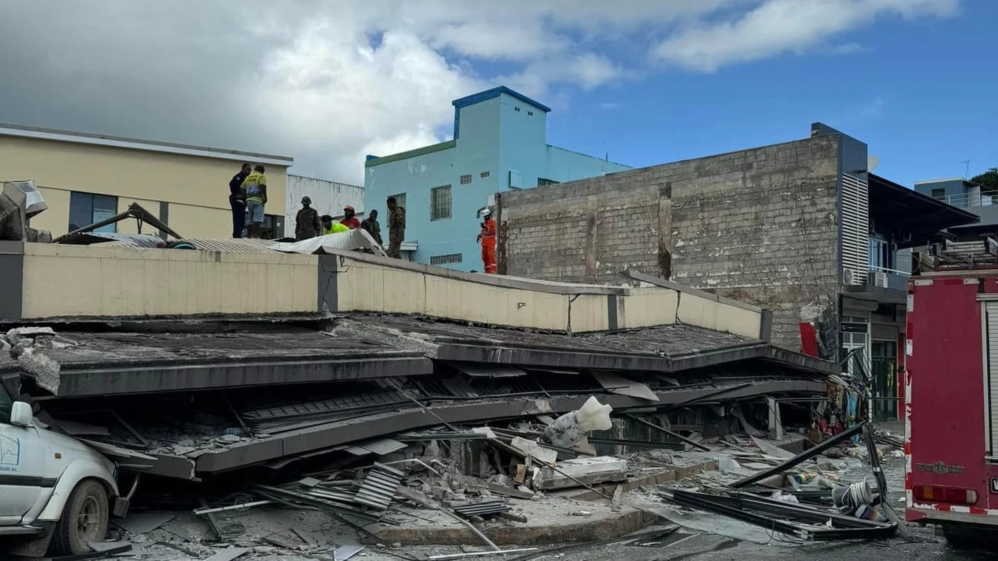 Un terremoto de magnitud 7,3 sacudió este martes las aguas del archipiélago de Vanuatu, en el Pacífico Sur, causando daños materiales en los edificios de la capital, Port Vila, incluida la Embajada de EE.UU. Un terremoto de magnitud 7,3 sacudió este martes las aguas del archipiélago de Vanuatu, en el Pacífico Sur, causando daños materiales en los edificios de la capital, Port Vila, incluida la Embajada de EE.UU.