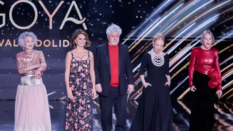 Pedro Almodóvar con las actrices Cecilia Roth, Marisa Paredes, Penélope Cruz y Antonia San Juan en los Premios Goya 2024 Pedro Almodóvar con las actrices Cecilia Roth, Marisa Paredes, Penélope Cruz y Antonia San Juan en los Premios Goya 2024