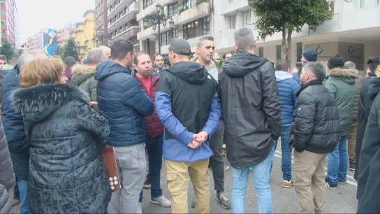 Los últimos mineros de España convocan una huelga para buscar soluciones y dejar atrás el carbón Mineros de la empresa Hunosa protestan frente a las puertas de la sede