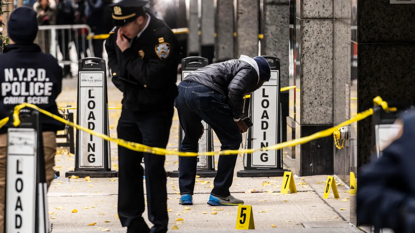 Fotografía de archivo de la escena del crimen donde fue asesinado el CEO de United Healthcare, Brian Thompson, en Nueva York Fotografía de archivo de la escena del crimen donde fue asesinado el CEO de United Healthcare, Brian Thompson, en Nueva York
