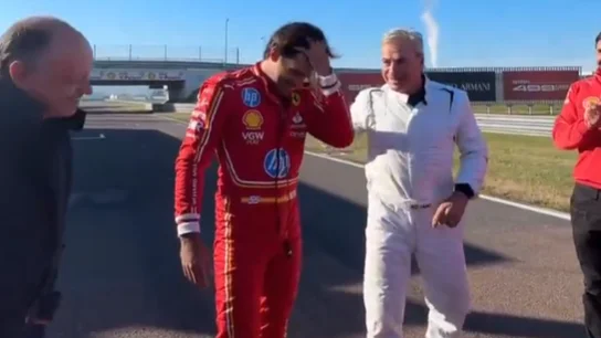 Emotivo homenaje de Ferrari a Carlos Sainz padre e hijo Emotivo homenaje de Ferrari a Carlos Sainz padre e hijo