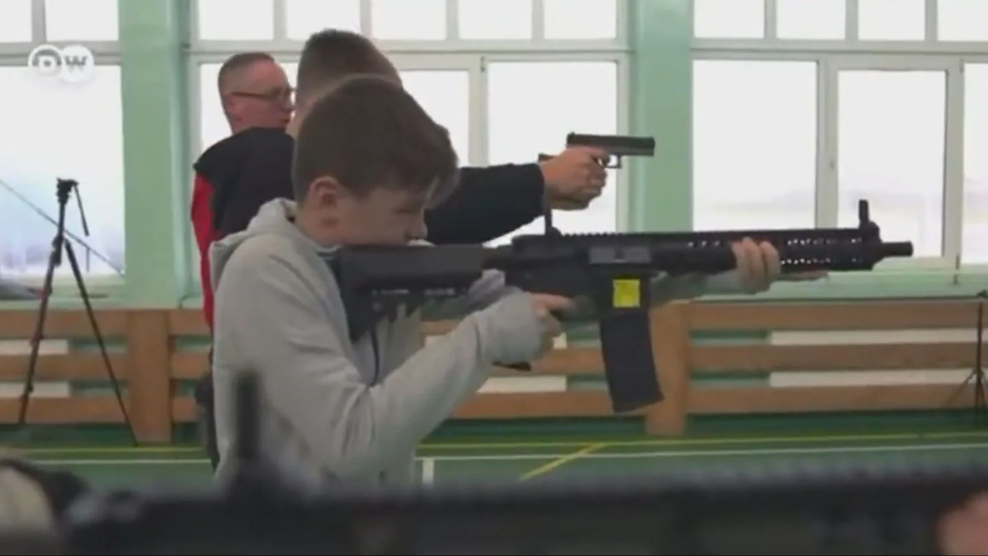 Niño con arma de fuego Niño con arma de fuego
