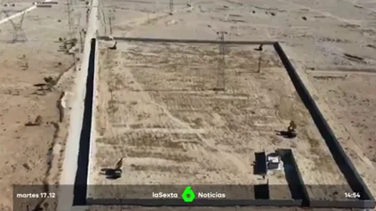 Vista aérea de una fosa común que podría tener 100.000 cuerpos enterrados en Siria Vista aérea de una fosa común que podría tener 100.000 cuerpos enterrados en Siria