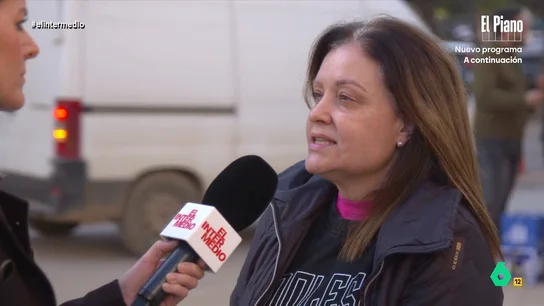 Una vecina de Paiporta a Andrea Ropero: "Sigo acordándome de la mirada de un chico al que no pude ayudar" Otro vecino explica a la reportera que la empresa en la que trabaja "se fue al garete" y eso hizo que le despidieran. Como cuenta, mucha gente ha perdido sus negocios o sus casas "y no están llegando las ayudas".