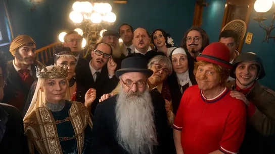 Campofrío rescata a grandes iconos de la cultura en un emotivo anuncio navideño contra la 'turistificación'. Campofrío rescata a grandes iconos de la cultura en un emotivo anuncio navideño contra la 'turistificación'.