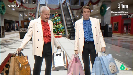 'Felipón' cuenta a 'Aznarito' qué ha pedido en su carta a los Reyes Magos: "El fin del sanchismo, que me tiene hasta..." Los dos expresidentes se encuentran en un centro comercial para reflexionar sobre la Navidad y el consumismo que se da en estas fechas. 'Aznarito', por su parte, ha escrito en su carta todo aquello que no quiere.
