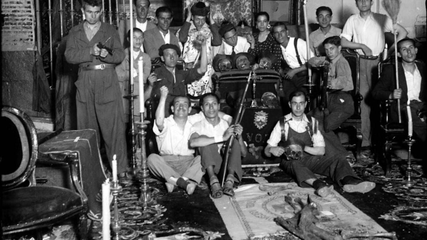 Milicianos en la Iglesia del Carmen en Madrid