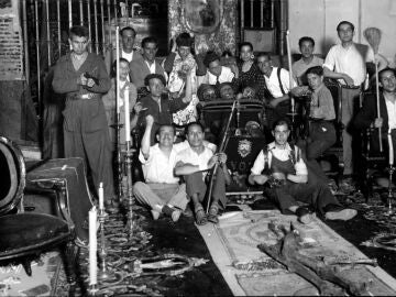 Milicianos en la Iglesia del Carmen en Madrid