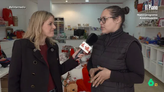 Una propietaria de Paiporta, tras reabrir su papelería: "Lo primero que pusimos fue el árbol de Navidad" Una propietaria de Paiporta, tras reabrir su papelería: "Lo primero que pusimos fue el árbol de Navidad"