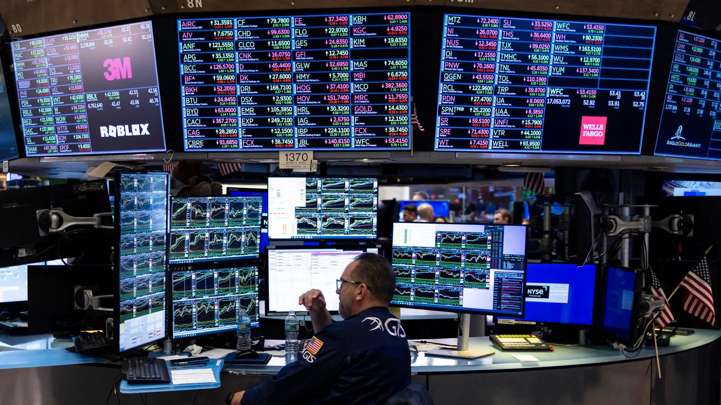 La Reserva Federal recorta los tipos de interés y aplica una bajada de un cuarto de punto Un trabajador de Wall Street