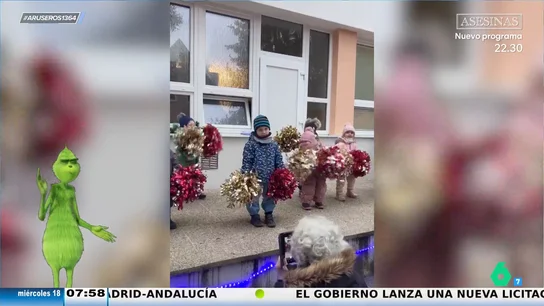 El divertido viral del niño 'Grinch' que odia actuar en el festival de Navidad del colegio El divertido viral del niño 'Grinch' que odia actuar en el festival de Navidad del colegio