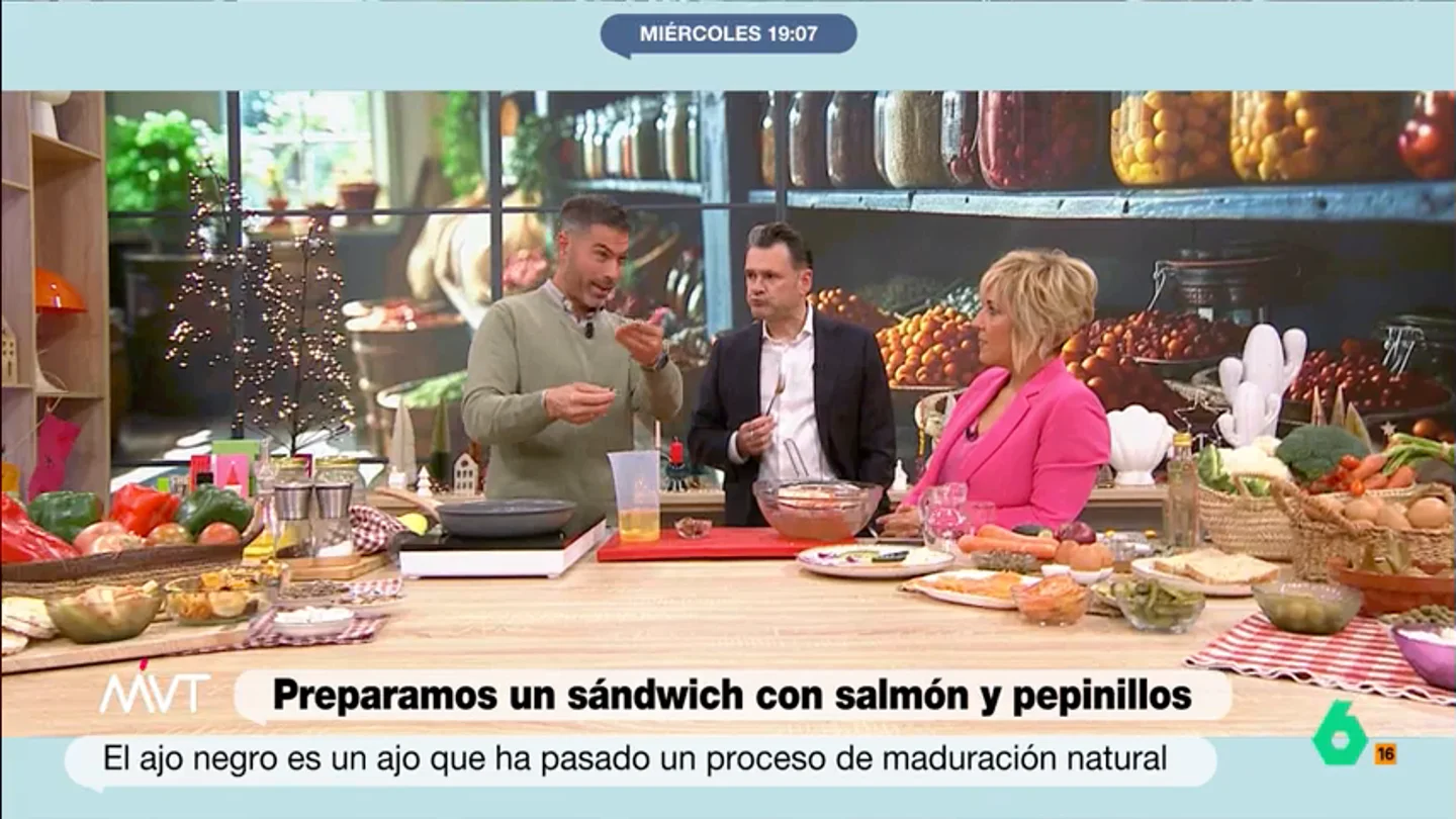 ¿Cómo se elabora el ajo negro? Pablo Ojeda explica cómo se consigue este ingrediente con tan buenas propiedades El nutricionista explica que su característico color está provocado debido a una reacción química: la reacción de Maillard. Iñaki López y Cristina Pardo prueban este ingrediente y afirman que sabe a regaliz.