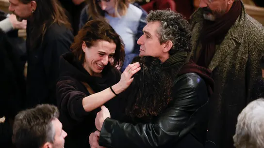 El dramaturgo Juan Mayorga abraza a María Isasi, hija de Marisa Paredes El dramaturgo Juan Mayorga abraza a María Isasi, hija de Marisa Paredes