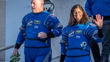 Los miembros del NASA Boeing Crew Flight Test Butch Wilmore y Suni Williams