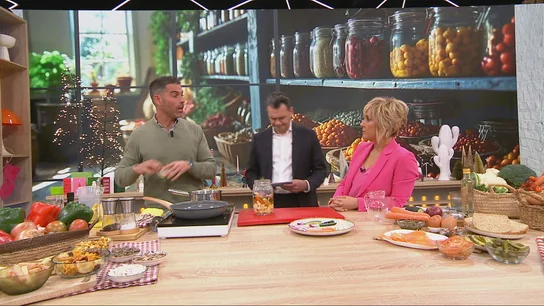 Pablo Ojeda enseña a preparar encurtidos, el aperitivo más sano para Navidad El nutricionista Pablo Ojeda durante el cocinado en Más Vale Tarde