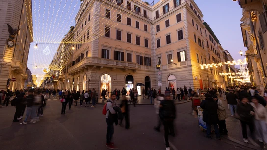 Calle comercial en Roma, Italia. Calle comercial en Roma, Italia.