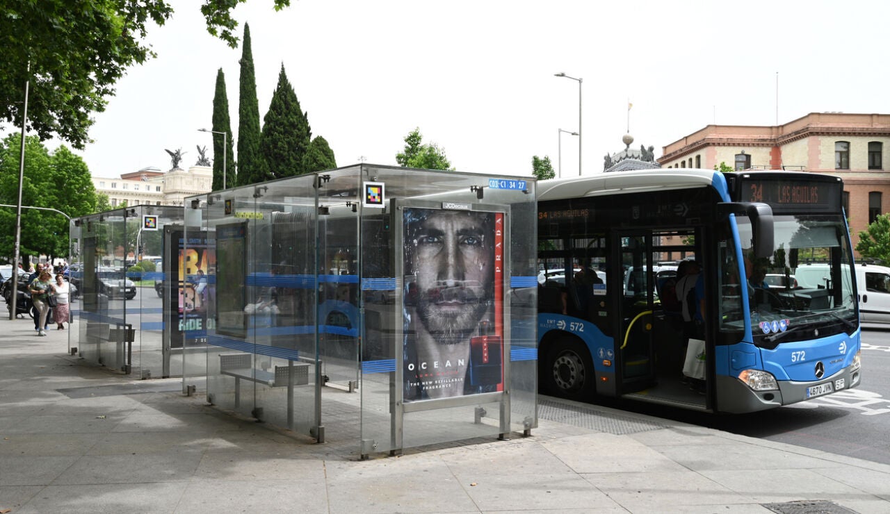 Parada de autob&uacute;s en Madrid