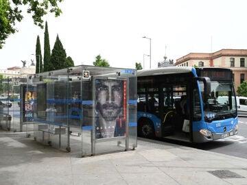 Parada de autob&uacute;s en Madrid