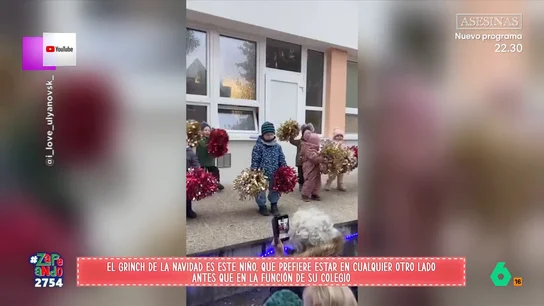 Del 'niño funcionario' a 'la monitora de Aquagym': Zapeando repasa las mejores funciones escolares Algunos niños demuestran que llevan el ritmo en la sangre gracias a las funciones que celebran en el colegio para festejar la Navidad. No te pierdas la divertida selección del programa en el vídeo principal.