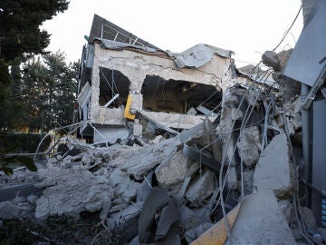 Vista de un lugar dañado después de que un proyectil disparado desde Yemen fuera interceptado, en Ramat Gan (Israel)