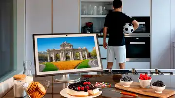 Un Amazon Echo Show 21 con Alexa Un Amazon Echo Show 21 con Alexa