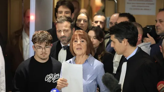 Gisèle Pelicot a su salida del juicio Gisèle Pelicot a su salida del juicio