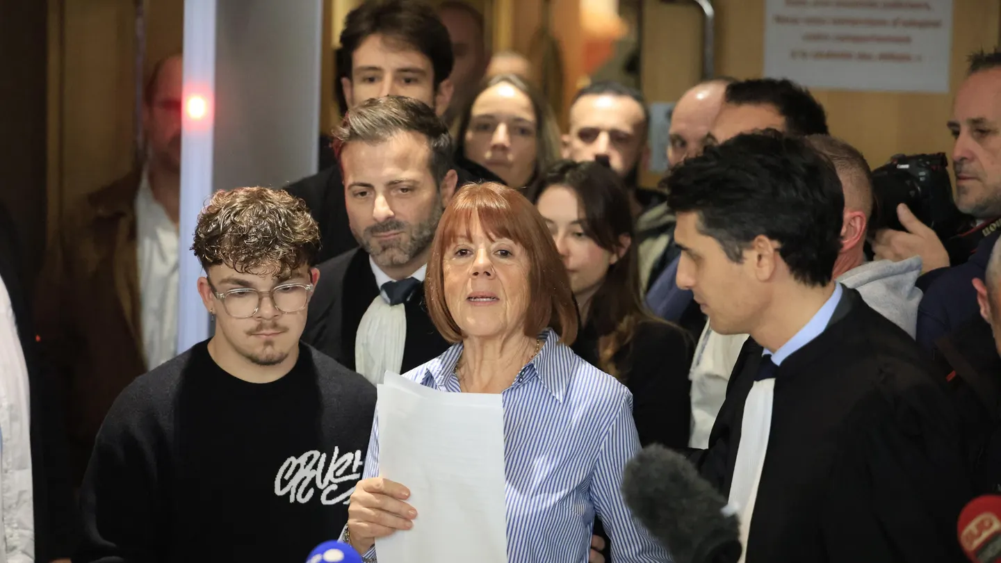 Gisèle Pelicot a su salida del juicio Gisèle Pelicot a su salida del juicio