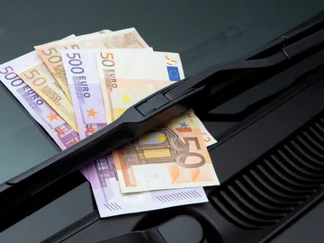 Billetes en el limpiaparabrisas del coche Billetes en el limpiaparabrisas del coche