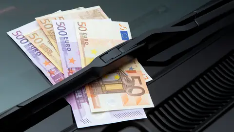 Billetes en el limpiaparabrisas del coche Billetes en el limpiaparabrisas del coche