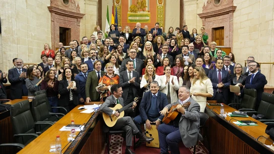 Los diputados del Parlamento de Andalucía despiden el año con villancicos y la oposición tacha la imagen de "frívola" Los diputados del Parlamento de Andalucía despiden el año con villancicos y la oposición tacha la imagen de "frívola"