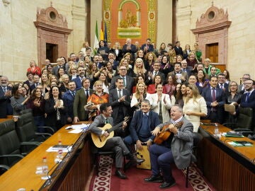 Los diputados del Parlamento de Andalucía despiden el año con villancicos y la oposición tacha la imagen de "frívola"