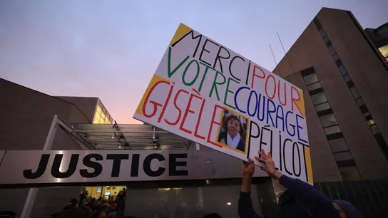 Una mujer sostiene una pancarta con el mensaje 'Gracias por tu valentía Gisèle Pélicot" a las puertas del tribunal de Aviñón, Francia, a 19 de diciembre de 2024 Una mujer sostiene una pancarta con el mensaje 'Gracias por tu valentía Gisèle Pélicot" a las puertas del tribunal de Aviñón, Francia, a 19 de diciembre de 2024
