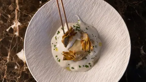 Lasaña de guiso de txangurro y alcachofa crujiente, plato de Mena diseñado por Aurelio Morales Lasaña de guiso de txangurro y alcachofa crujiente, plato de Mena diseñado por Aurelio Morales