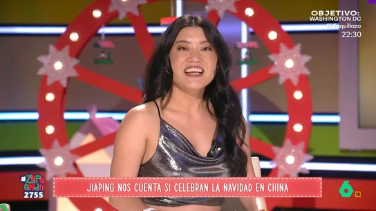 ¿Por qué se regalan manzanas en China durante Navidad? Jiaping explica esta curiosa tradición La reportera explica que es habitual que decoren los centros comerciales ya que es una época en la que la gente aprovecha para hacer muchas compras ya que hay buenas ofertas.