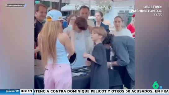 Shakira aparece en el mercado navideño de su hijo Sasha para apoyarle mientras vende pulseras Shakira aparece en el mercado navideño de su hijo Sasha para apoyarle mientras vende pulseras