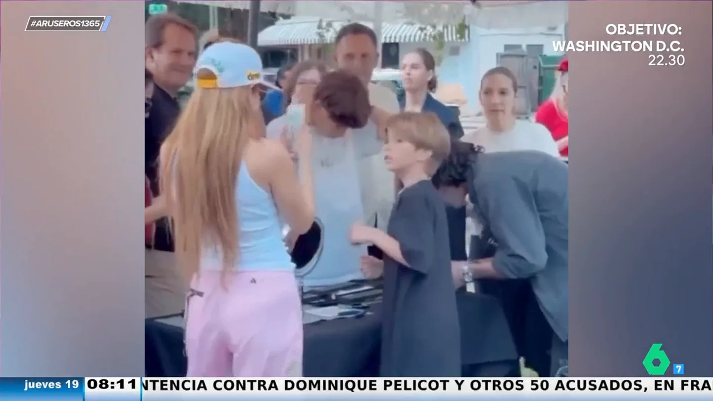 Shakira aparece en el mercado navideño de su hijo Sasha para apoyarle mientras vende pulseras Shakira aparece en el mercado navideño de su hijo Sasha para apoyarle mientras vende pulseras