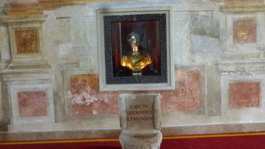 Lugar donde se afirma que San Pancracio fue decapitado, en su basílica en Roma. Lugar donde se afirma que San Pancracio fue decapitado, en su basílica en Roma.