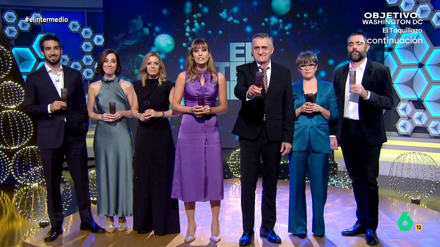 El Intermedio brinda para felicitar las fiestas: "Muchísimas gracias por estar al otro lado de manera incondicional" El Gran Wyoming, Sandra Sabatés, Andrea Ropero, Isma Juárez, Cristina Gallego , Thais Villas y Dani Mateo se unen en el último programa de 2024 para desear a todos los espectadores una feliz Navidad y un próspero año 2025.