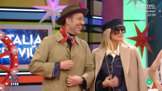 Descubre el "look deluxe" navideño que ha ideado Natalia Ferviú para Isabel Forner e Iñaki Urrutia La estilista ha escogido un pijama como parte central de los looks de los zapeadores para demostrar que gracias a unos complementos bien escogidos es posible transformar un outfit. No te pierdas el resultado en el vídeo principal.