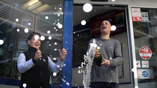 El propietario de la administración número 2 de Rubí (Barcelona), Luis Bermejo, celebra la venta de un décimo del premio 'Gordo' de la Lotería de Navidad. El propietario de la administración número 2 de Rubí (Barcelona), Luis Bermejo, celebra la venta de un décimo del premio 'Gordo' de la Lotería de Navidad.