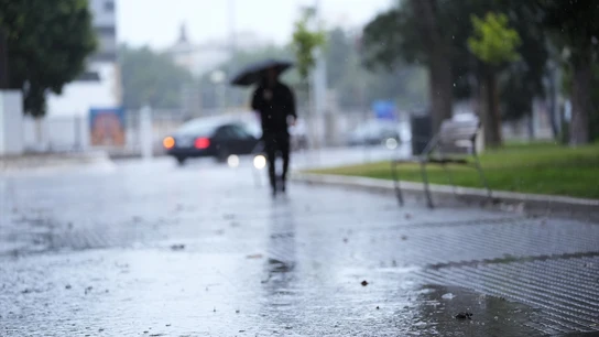 Transeuntes bajo sus paraguas durante la intensa lluvia. Transeuntes bajo sus paraguas durante la intensa lluvia.