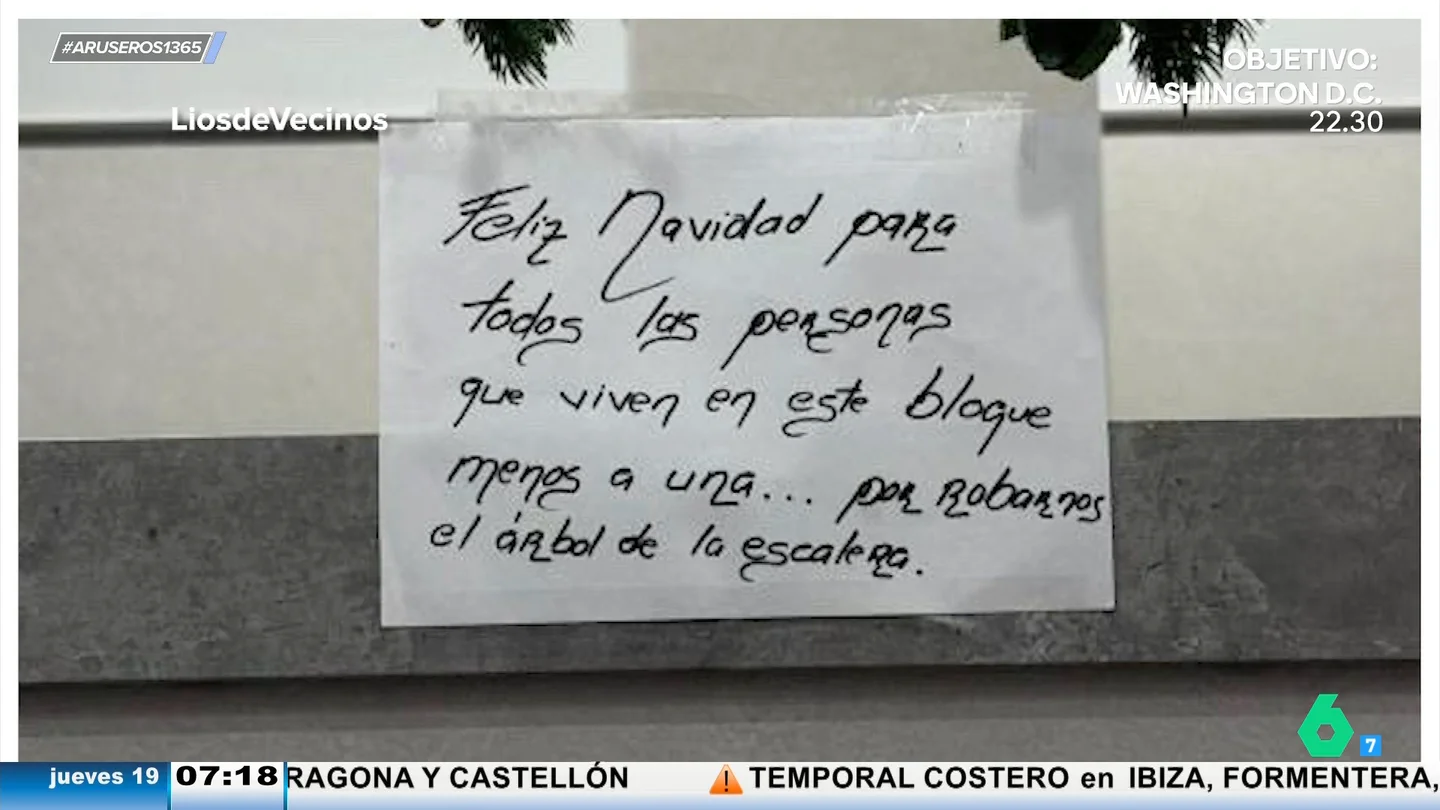 El surrealista cartel de un vecino para advertir que un vecino les ha robado el árbol de Navidad de la escalera El surrealista cartel de un vecino para advertir que un vecino les ha robado el árbol de Navidad de la escalera