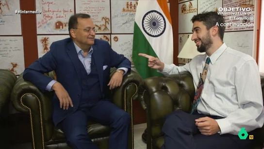 Isma Juárez visita la embajada de India y deja alucinado al embajador con su edad: "Esto está siendo cada vez más grave" El reportero descubre que en India las fiestas navideñas duran tres días. "Sois como Froilán", responde Isma al embajador. Además, también aprende a brindar en hindi pero su propuesta de "hacer un hidalgo" con el champán no tiene mucho éxito.