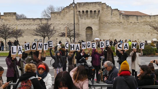 Pancartas en apoyo de la francesa Gisele Pelicot, Pancartas en apoyo de la francesa Gisele Pelicot,