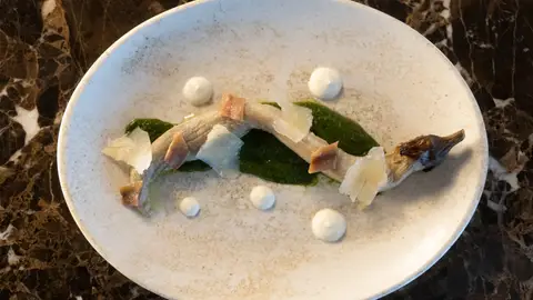 Berenjena asada, pesto de hierbas frescas, parmesano y anchoas, plato de Mena diseñado por Aurelio Morales Berenjena asada, pesto de hierbas frescas, parmesano y anchoas, plato de Mena diseñado por Aurelio Morales